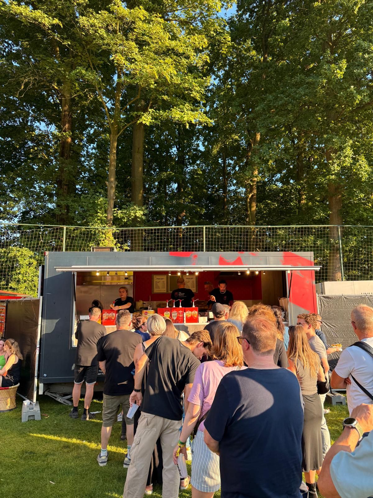 Rij mensen bij de foodtruck