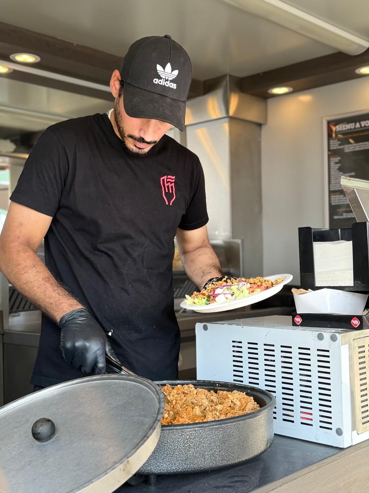 Medewerker bezig in een foodtruck van the catering factory